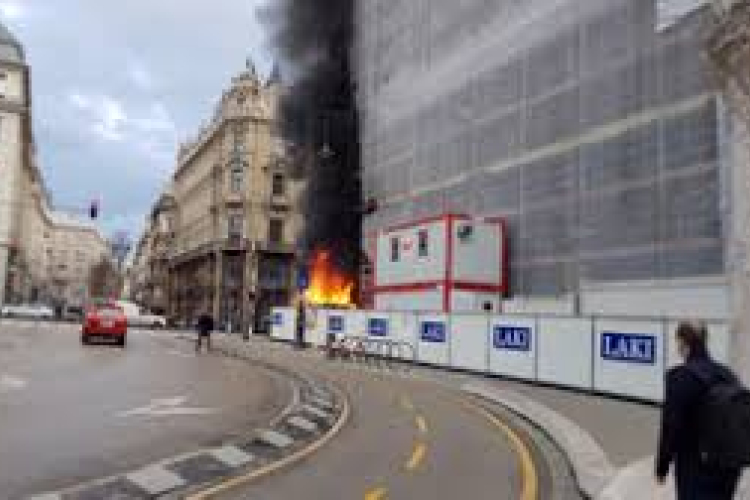 Kiégett egy lakókocsi Budapest központjában