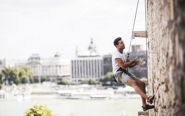 Falmászók szállják meg a budai Várat