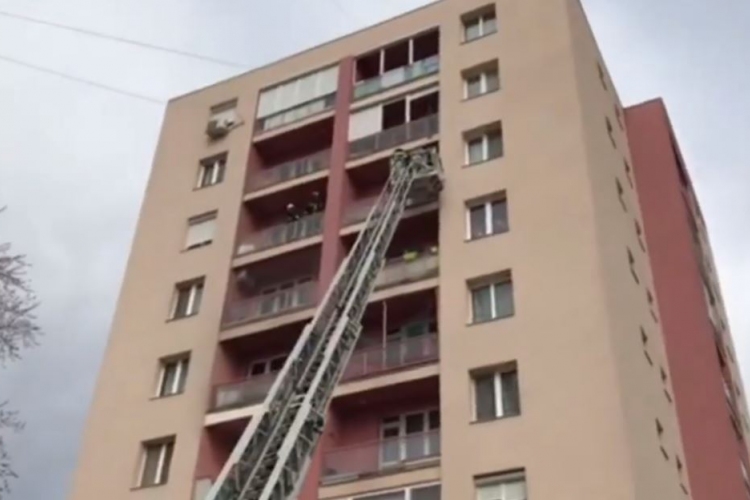 Kizárta nagyszülőjét az erkélyre egy 16 hónapos kisgyerek - Tűzoltólétrával hozták le 