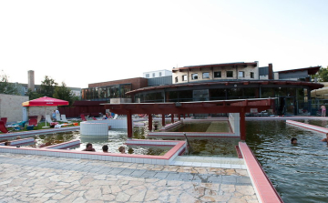 Hétfőn nyit a sátras uszoda