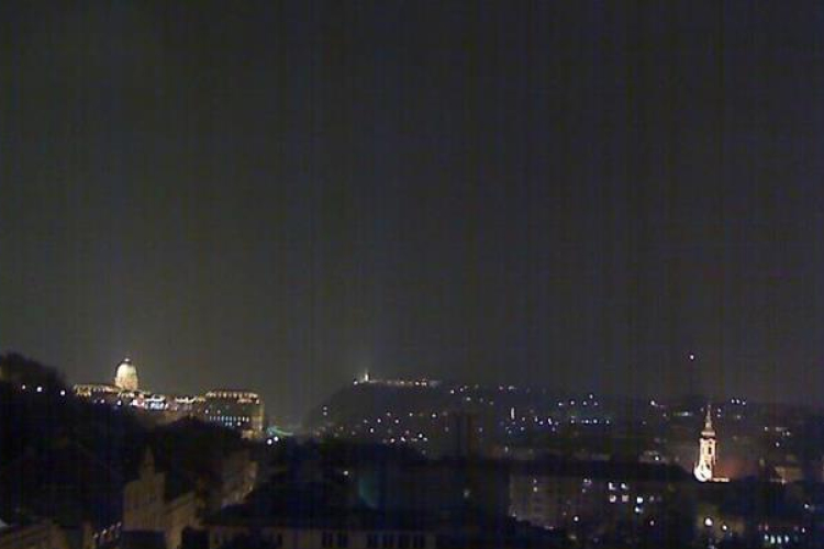 Rejtélyes villanások Budapest felett- Videóval