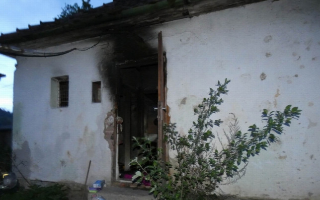 Egy hétig élt párja elszenesedett holtteste mellett a lakásban