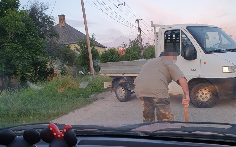 Baltával akarta elrendezni a tartozást