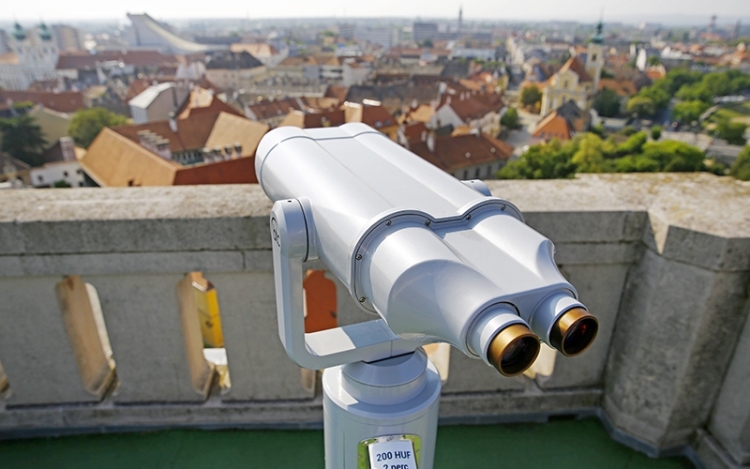 Már távcsővel is nézhetjük Győr nevezetességeit a Püspökvár tornyából!