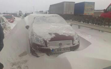 Elakadt autókat szabadítottak ki rendőrök