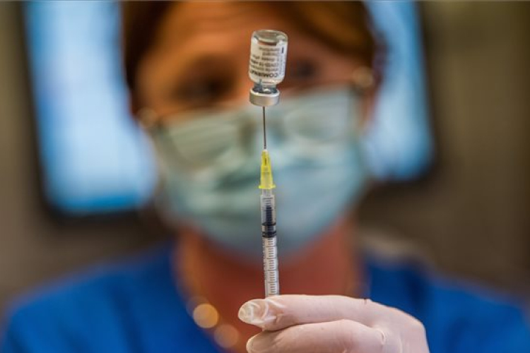 Az izraeliek fele már a második oltást is megkapta