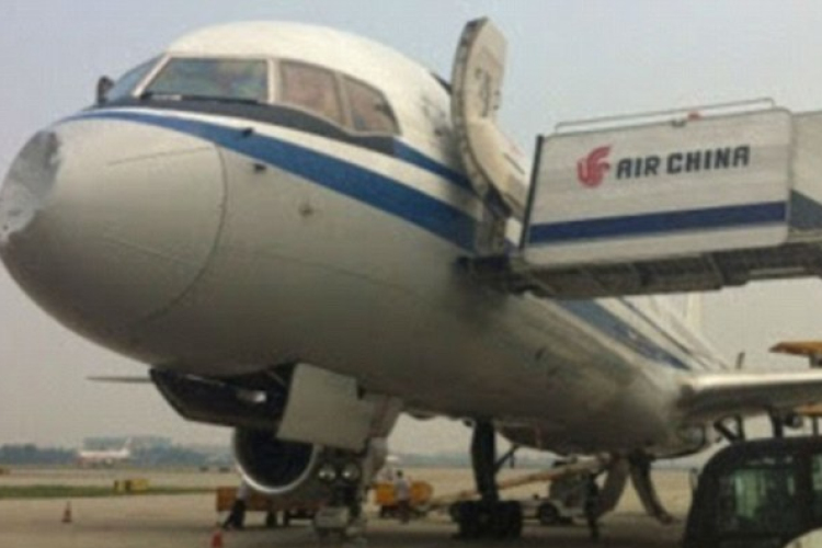 Ufó horpasztotta be a repülőgép orrát? 