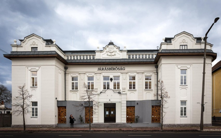 Hivatalosan is átadták a Csornai Járásbíróság felújított épületét