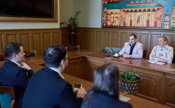 Végre történik valami az állomással