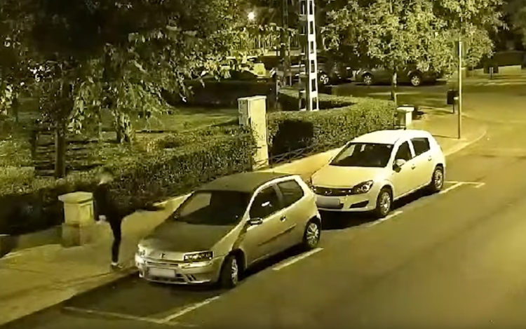31 autó tükrét rúgta le egy fiatal férfi
