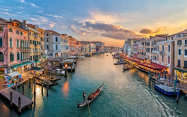 Velencében biztonsági okokból megváltoztatták a milliárdos Jeff Bezos esküvőjének helyszínét