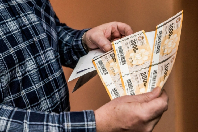 Megkezdődött az Erzsébet-utalványok kézbesítése