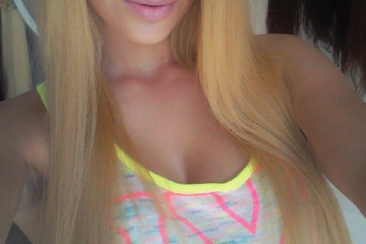 Szőkére váltott VV Iza