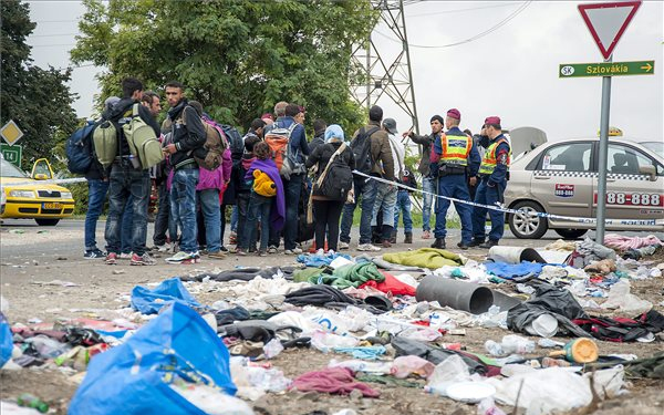 Lezárták az M1-es autópályát Hegyeshalomnál