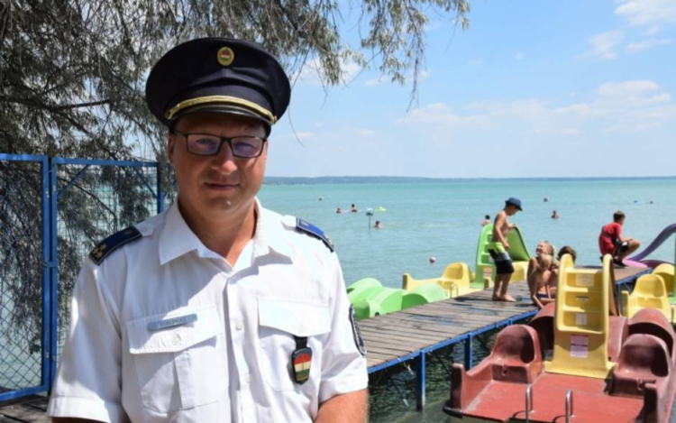 Élettelenül lebegett a Balatonban – a szabadnapos rendőr megmentette