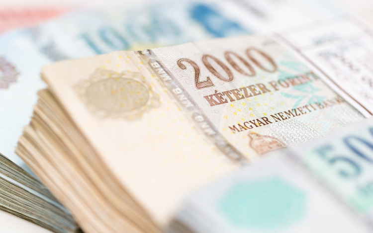 Garantált bérminimumot vezethetnek be a turizmusban