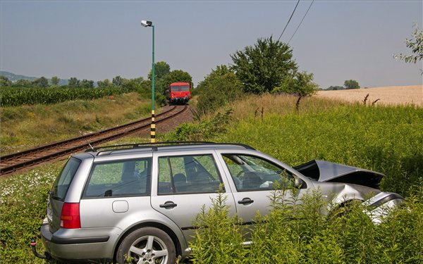 Személyvonat és autó ütközött Écsnél