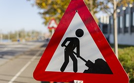 FELÚJÍTJÁK A CZUCZOR GERGELY ÚTI JÁRDÁT – LEZÁRJÁK A PARKOLÓT