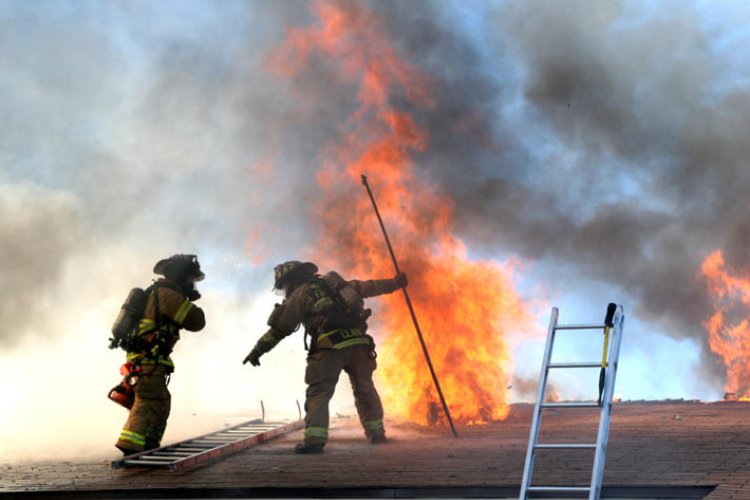 Leégett egy vendéglátóipari egység tetőszerkezete Győrben