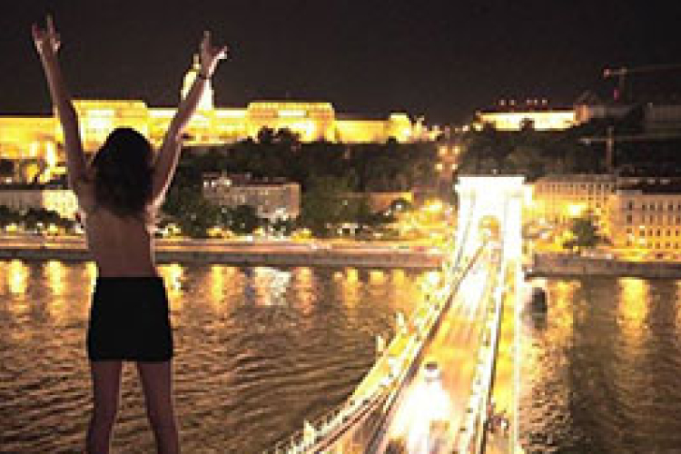 A Lánchíd tetején is járt a piramison meztelenkedő pár