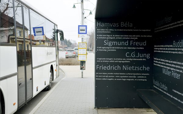 Kreatív buszmegálló - Amíg nem jön a busz, olvass idézeteket! 