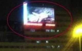 Pornó ment a vasútállomás kijelzőjén 