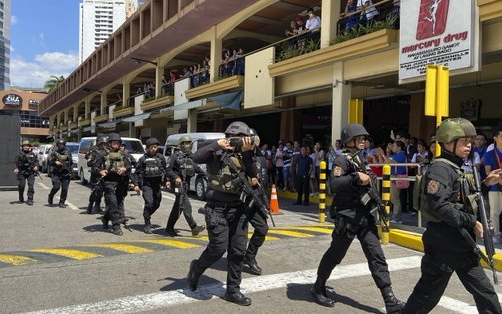 Megölt egy túszt, harminc embert pedig fogságban tart egy fegyveres biztonsági őr plázában a Fülöp-szigeteken