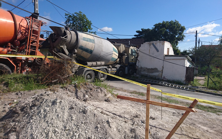 Behajtott a betonmixer egy családi házba 