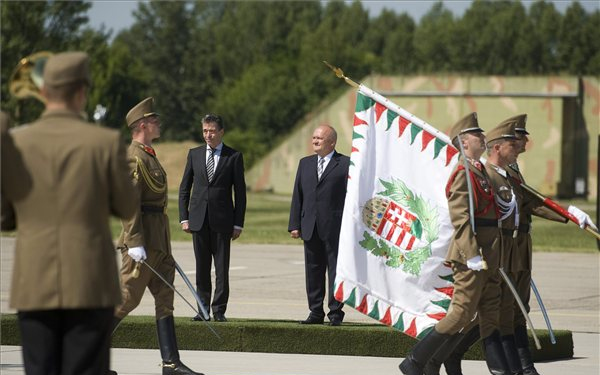 Új hangár építési területét adta át a pápai légi bázison a NATO főtitkára