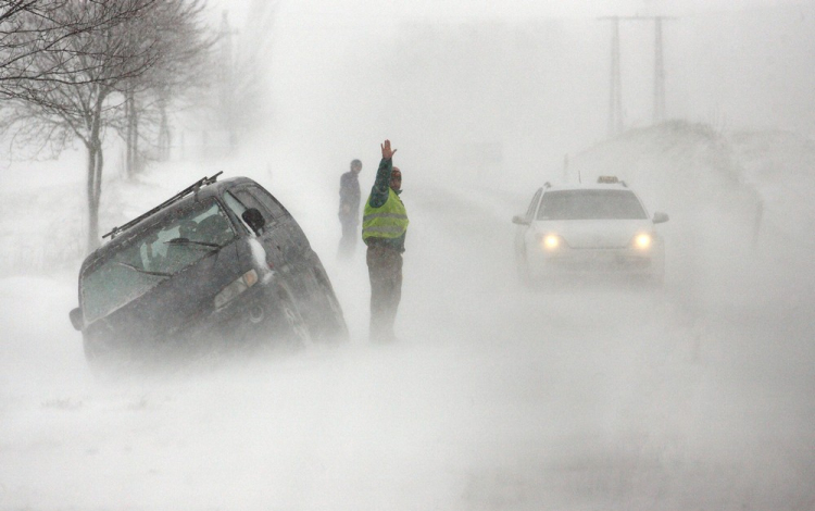 Kidőlt fák és árokba hajtott autók Győr-Moson-Sopronban