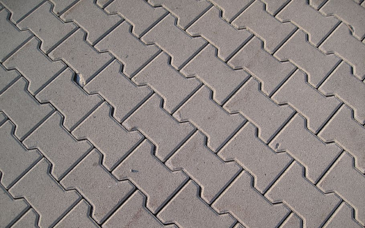 Kőburkolatok és térkövek a kertben: esztétikus és praktikus megoldások