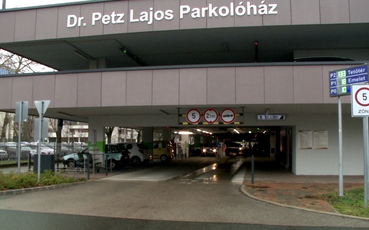 Vandálok a parkolóházban