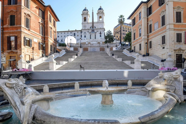 Komoly bírságot fizethet, aki leül a Spanyol lépcsőn