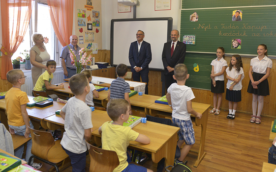 A VÁROS AJÁNDÉKA AZ ELSŐSÖKNEK