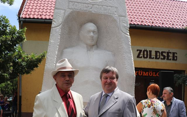 Koncz Gábor felavatta saját szobrát