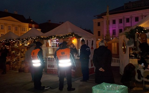 Vigyáznak ránk karácsonyi vásár közben