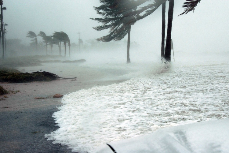 Hármas erősségűre csökkent a Dorian, de nem mozdul a Bahamákról