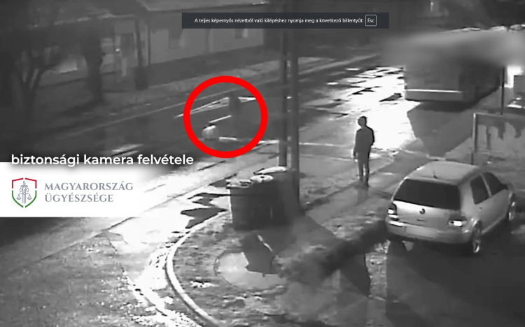 Hótömbbel veszélyeztették a forgalmat a fiatalok