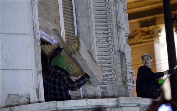 A tüntetés lezárása után erőszakos cselekmények történtek a Fidesz-székháznál - FRISSÍTETT 