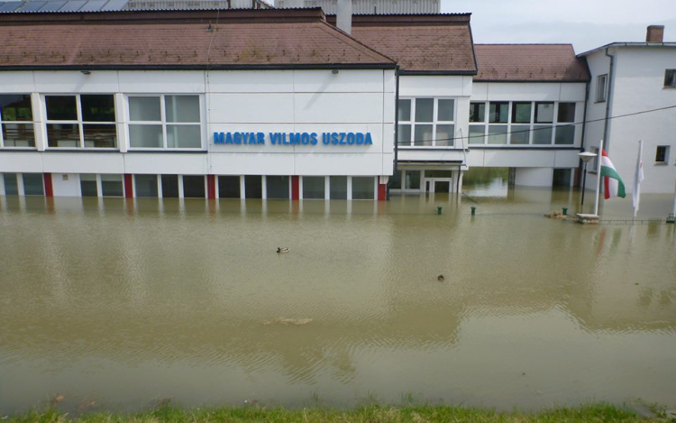 Így úszik a csónakház és az uszoda - Fotók! 