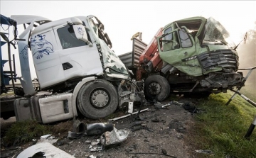 Súlyos baleset történt Győrújfalunál: két kamion és egy autó ütközött