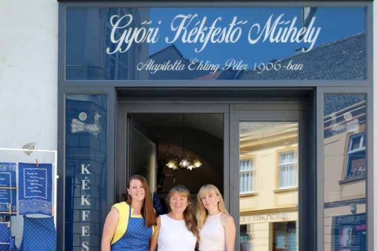 Állami kitüntetést kapott a győri kékfestő művész 