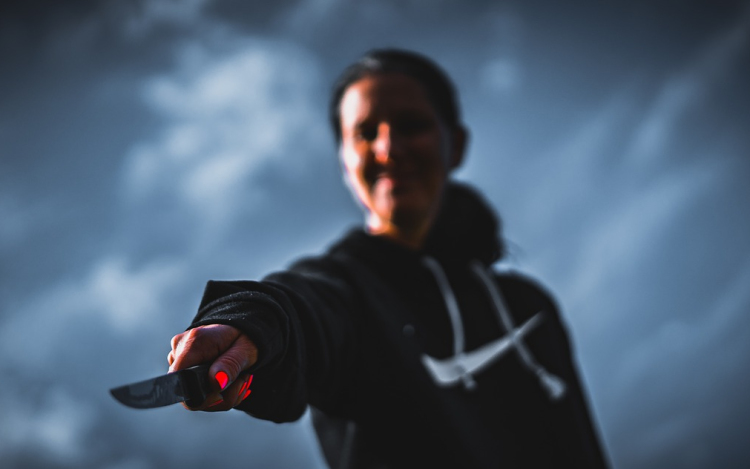 Tapétavágóval akart elégtételt venni volt férjén egy nő Győrben