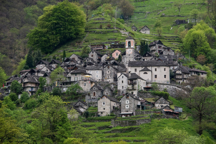 Szálloda lesz Svájc falujából