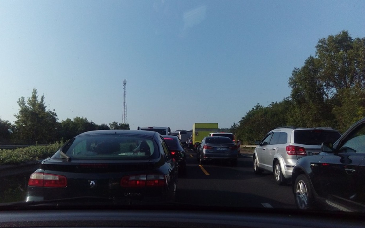 Frissítve! Óriási dugó az M1-es autópályán, felborult egy tréler