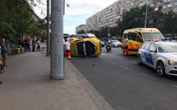 Felborult egy taxi Óbudán miután karambolozott
