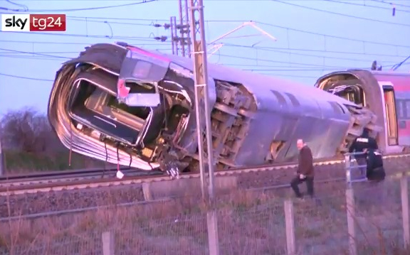 Kisiklott egy gyorsvonat Milánónál, többen meghaltak