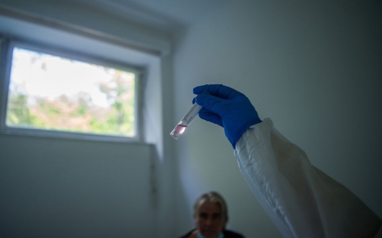 Nagy-Britanniában kezdődik a koronavírus-oltóanyag gyártása