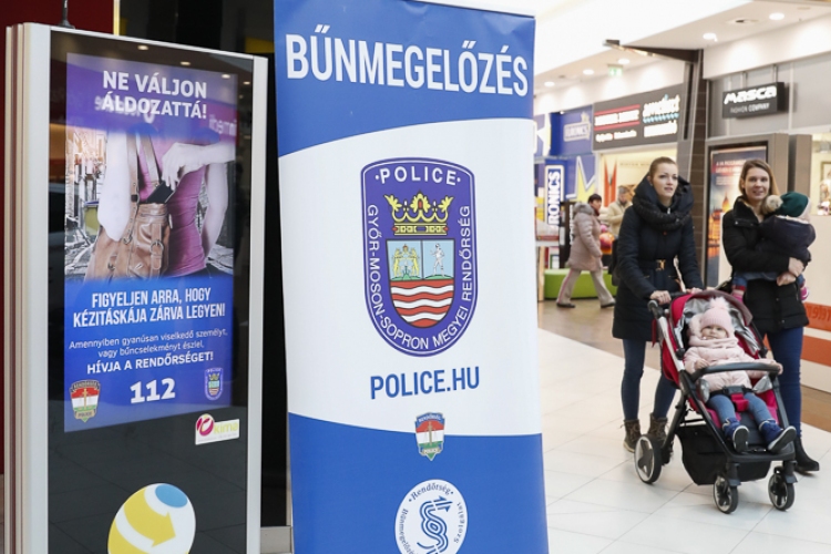 Győrben már digitális táblákon is ott van a rendőrség 