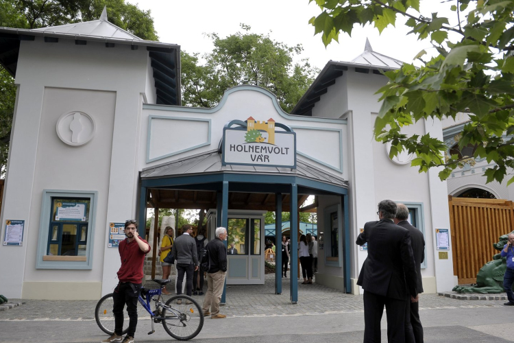 Meseszombat az állatkertben